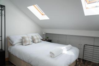 Double Loft Bedroom Near Etihad, CoOp Live with Free Parking, Shared Kitchen & Bathroom - Including FREE 1-Hour Early Check-In or Late Check-out for bookings until JULY - Manchester - 0