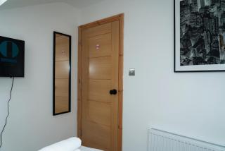 Double Loft Bedroom Near Etihad, CoOp Live with Free Parking, Shared Kitchen & Bathroom - Including FREE 1-Hour Early Check-In or Late Check-out for bookings until JULY - Manchester - 5