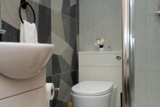 Double Loft Bedroom Near Etihad, CoOp Live with Free Parking, Shared Kitchen & Bathroom - Including FREE 1-Hour Early Check-In or Late Check-out for bookings until JULY - Manchester - 2