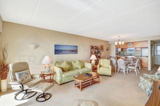 Idyllic Ocean View 4th Floor, 2 Bed/2 Bath condo sleeps 6 guests. Beachfront balcony & pool - 9