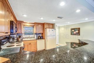 2 Bed/2 Bath Oceanfront South facing condo sleeps 6. Beachfront balcony & pool. - Fernandina Beach - 4