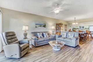 Beachfront Oasis 1st Floor, 2/2 Ocean view condo, 6 guests. Balcony, pool. Beautiful decor. - Fernandina Beach - 9
