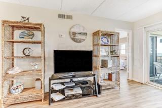 Beachfront Oasis 1st Floor, 2/2 Ocean view condo, 6 guests. Balcony, pool. Beautiful decor. - Fernandina Beach - 6