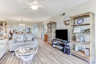 Beachfront Oasis 1st Floor, 2/2 Ocean view condo, 6 guests. Balcony, pool. Beautiful decor. - Fernandina Beach - 5