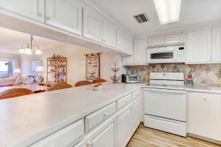 Beachfront Oasis 1st Floor, 2/2 Ocean view condo, 6 guests. Balcony, pool. Beautiful decor. - Fernandina Beach - 4
