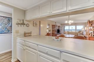 Beachfront Oasis 1st Floor, 2/2 Ocean view condo, 6 guests. Balcony, pool. Beautiful decor. - Fernandina Beach - 3