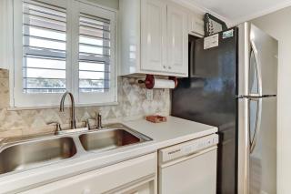Beachfront Oasis 1st Floor, 2/2 Ocean view condo, 6 guests. Balcony, pool. Beautiful decor. - Fernandina Beach - 2