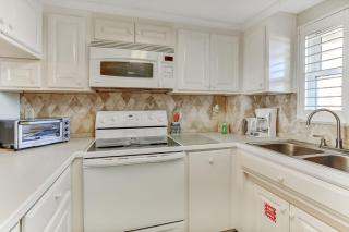 Beachfront Oasis 1st Floor, 2/2 Ocean view condo, 6 guests. Balcony, pool. Beautiful decor. - Fernandina Beach - 1