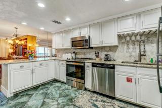 Family friendly 6th Floor 3 Bed/2 Bath Beachfront condo sleeps 8. Ocean view balcony & pool. - Fernandina Beach - 3