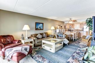 2nd Floor 2 Bed/2 Bath Beachfront condo sleeps 6. patio & pool. - 4
