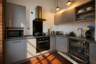 Sleeps 6 -Cosy Retreat - Near Bars & Train! - Liverpool - 5