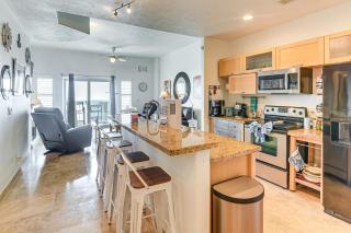 Walk to Galveston Beach Family Condo with Pool - Galveston - 7