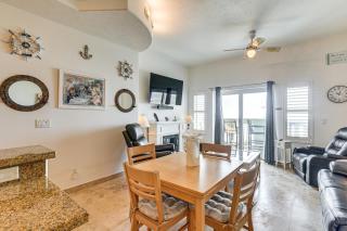 Walk to Galveston Beach Family Condo with Pool - Galveston - 4