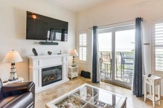 Walk to Galveston Beach Family Condo with Pool - Galveston - 3