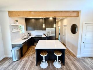 Timber & Tin H 2Bed 2Bath w Pool & Rooftop Deck - 3