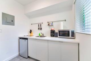 Charming Studio in a Beautiful Neighborhood Setting - Miami - 7