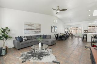 Entertainer's DREAM! 7 bedroom/4 bath w HEATED POOL & SPA (SLEEPS 16) - Phoenix - 8