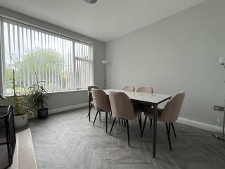 Your Relaxing 3-Bed Getaway with Parking - Dore - 9