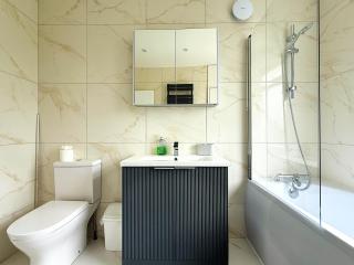 Your Relaxing 3-Bed Getaway with Parking - Dore - 8