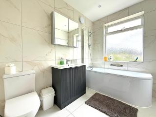 Your Relaxing 3-Bed Getaway with Parking - Dore - 4