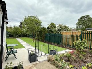 Your Relaxing 3-Bed Getaway with Parking - Dore - 3