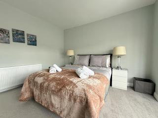 Your Relaxing 3-Bed Getaway with Parking - Dore - 2