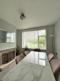 Your Relaxing 3-Bed Getaway with Parking - Dore - 1