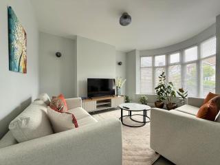 Your Relaxing 2-Bed Getaway with Parking - Dore - 0