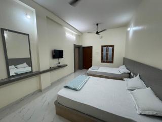 Hotel Sree Saravana - - 2