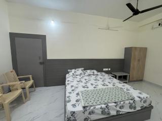 Hotel Sree Saravana - - 9