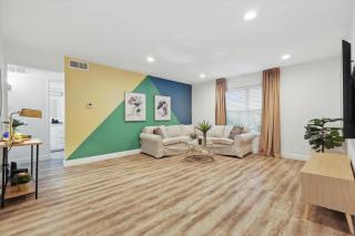 2-BD 2-BA Apartment with Pool Patio Courtyard - 5