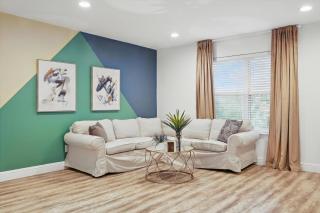 2-BD 2-BA Apartment with Pool Patio Courtyard - 4