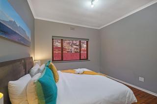 Prime Sea Point Location Spacious - 4