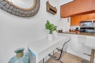Brickell 1BR Gem with Free Parking and Skyline Views - Miami - 3