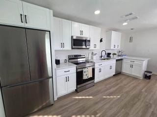 547a) Large 4 bedroom close to Beach and Downtown - Sint-Petersburg - 1