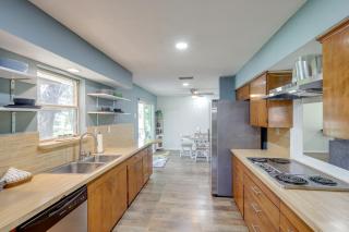 1 Mi to Lake Whitney Morgan Home with Deck! - - 2