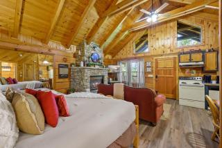 Do Not Disturb - Pigeon Forge Smoky Mountain Studio Cabin, Hot Tub, Fireplace - 6