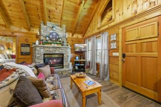 Do Not Disturb - Pigeon Forge Smoky Mountain Studio Cabin, Hot Tub, Fireplace - Pigeon Forge - 2