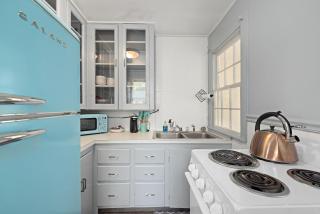 Bo's Cozy Green DADU Bungalow with shared Hot Tub, Sauna - 8