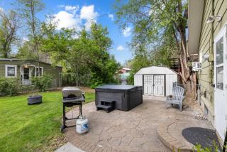 Bo's Cozy Green DADU Bungalow with shared Hot Tub, Sauna - 7