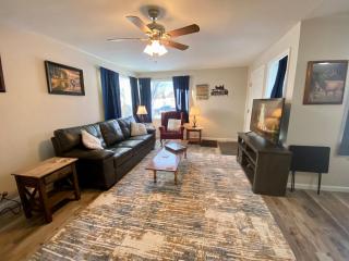 Bo's Copper City Charmer, easy Freeway Access, open floorplan - Butte - 6