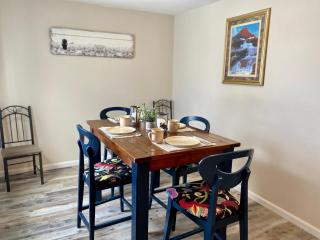 Bo's Copper City Charmer, easy Freeway Access, open floorplan - Butte - 2