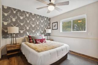 Open Sky Retreat - Hot Tub, Fire Pit, Large Yard, Comfy & Family Friendly - Whitefish - 6
