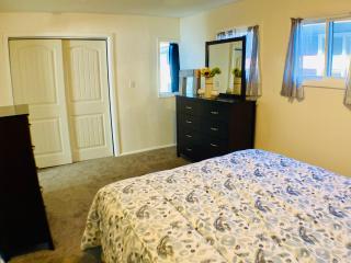 Bo's Copper City Charmer, easy Freeway Access, open floorplan - Butte - 1