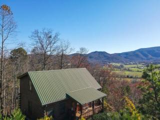Gorgeous View. Hot Tub. Privacy. Fireplace. Pool & Fishing Access! - Sevierville - 0