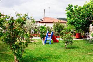 Red Roses-Traditional House - - 4