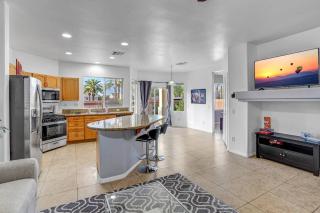Big Family-King Beds, Desks, Pool Table, BBQ, Yard - Las Vegas - 9