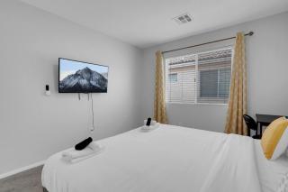 Big Family-King Beds, Desks, Pool Table, BBQ, Yard - Las Vegas - 6