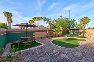 Big Family-King Beds, Desks, Pool Table, BBQ, Yard - Las Vegas - 4