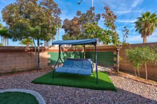 Big Family-King Beds, Desks, Pool Table, BBQ, Yard - Las Vegas - 3